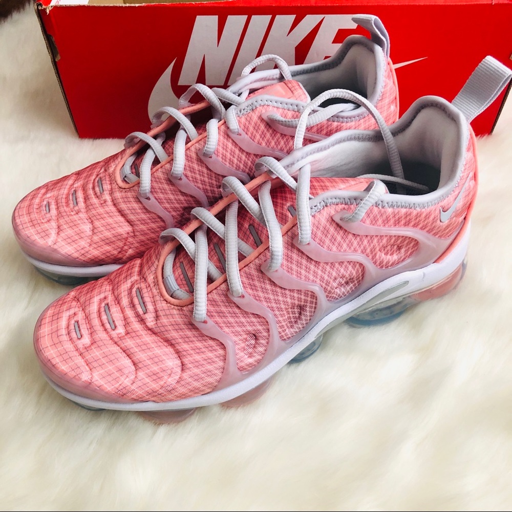 SOLD NWT Nike air vapormax plus - Picture 3 of 6
